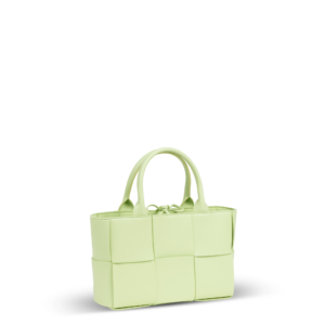 Eine kleine hellgrüne Lederhandtasche im Flechtmuster der Marke Bottega Veneta.