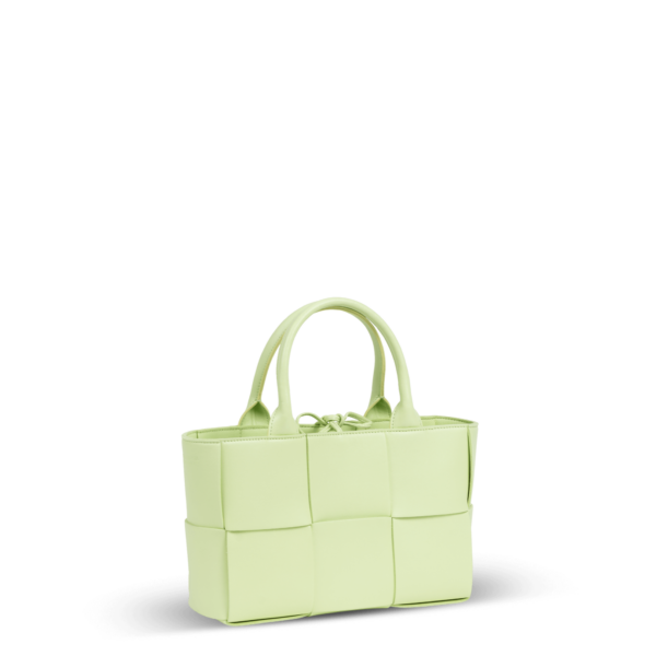 Eine kleine hellgrüne Lederhandtasche im Flechtmuster der Marke Bottega Veneta.