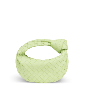 Kleine hellgrüne Ledertasche der Marke Bottega Veneta mit Knotendesign im Griff.