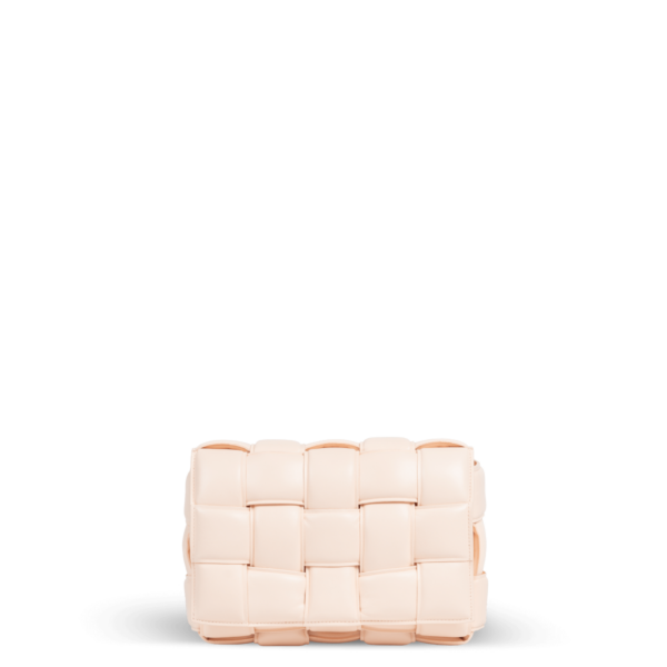 Eine Lederhandtasche im Flechtmuster und hellem Pfirsichton der Marke Bottega Veneta.