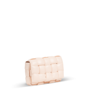 Eine Lederhandtasche im Flechtmuster und hellem Pfirsichton der Marke Bottega Veneta.