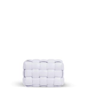 Eine helllila Handtasche im Flechtmuster der Marke Bottega Veneta.