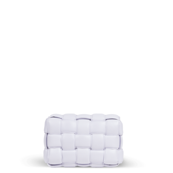 Eine helllila Handtasche im Flechtmuster der Marke Bottega Veneta.