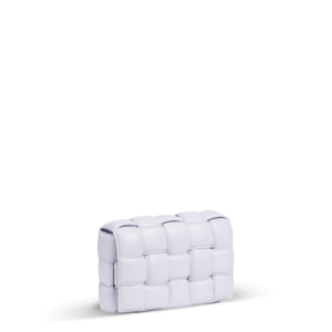 Eine helllila Handtasche im Flechtmuster der Marke Bottega Veneta.