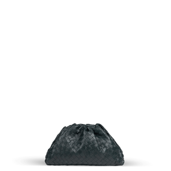 Eine dunkelgrüne Clutch-Tasche der Marke Bottega Veneta im Webmuster Design.