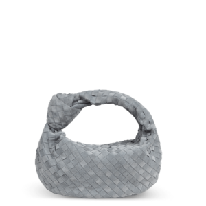 Graue Veloursledertasche der Marke Bottega Veneta mit Knotendesign im Griff.