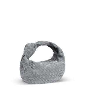 Graue Veloursledertasche der Marke Bottega Veneta mit Knotendesign im Griff.