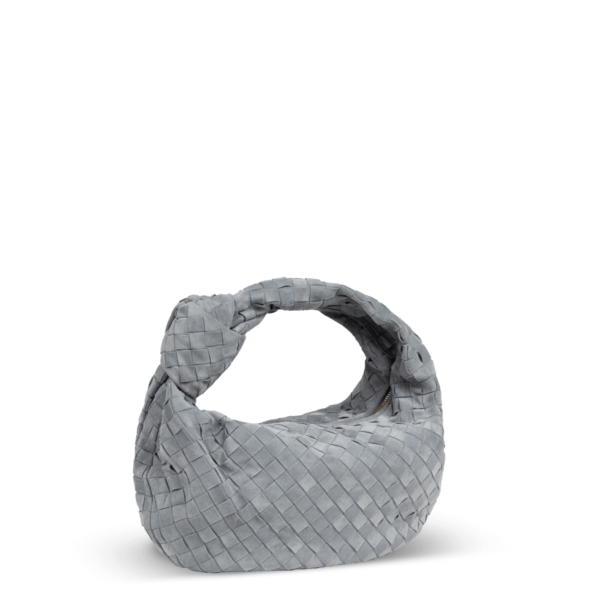 Graue Veloursledertasche der Marke Bottega Veneta mit Knotendesign im Griff.