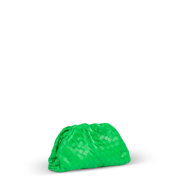 Eine grüne Clutch-Tasche der Marke Bottega Veneta im Webmuster Design.