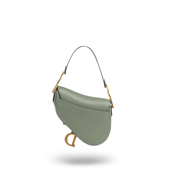 Eine grüne Handtasche mit goldener Hardware der Marke Dior.