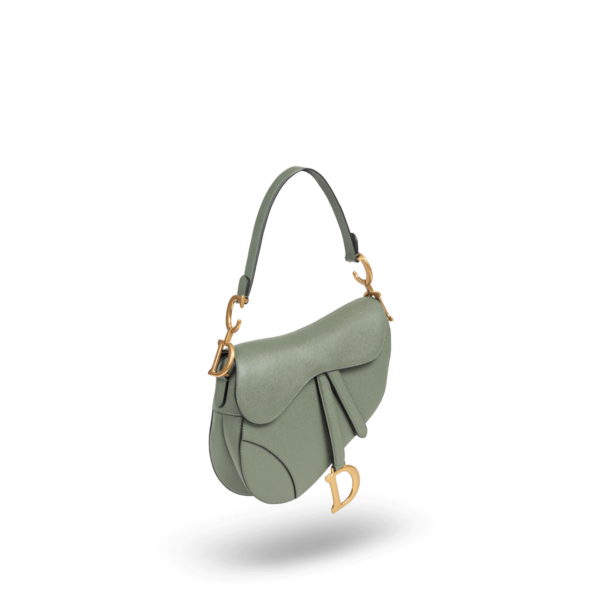 Eine grüne Handtasche mit goldener Hardware der Marke Dior.