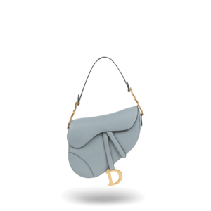 Eine hellblaue Handtasche mit goldener Hardware der Marke Dior.