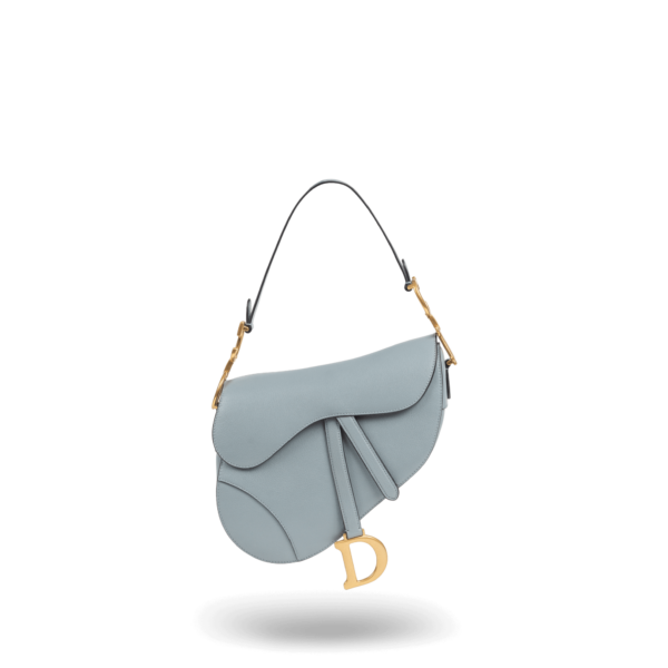 Eine hellblaue Handtasche mit goldener Hardware der Marke Dior.