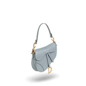Eine hellblaue Handtasche mit goldener Hardware der Marke Dior.