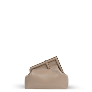 Eine beige Clutch-Tasche mit goldener Hardware der Marke Fendi.