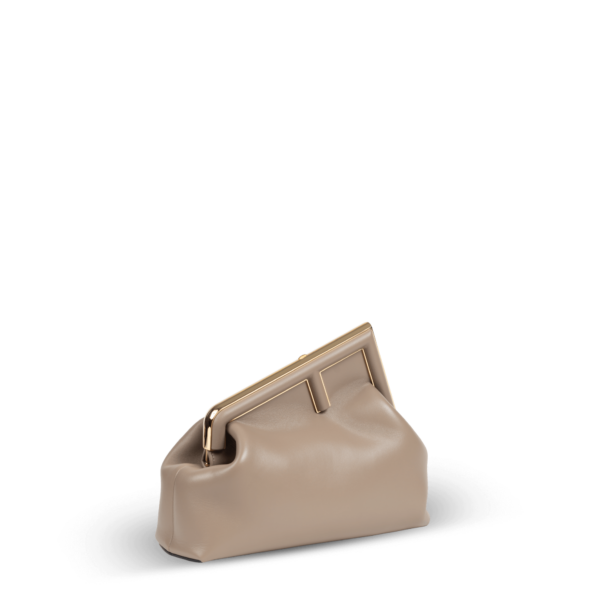 Eine beige Clutch-Tasche mit goldener Hardware der Marke Fendi.
