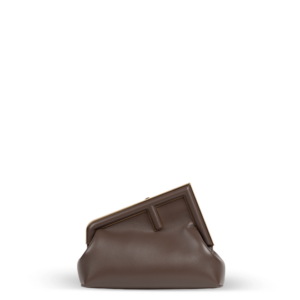 Eine braune Clutch-Tasche mit goldener Hardware der Marke Fendi.