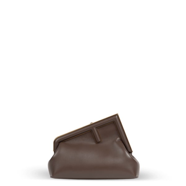 Eine braune Clutch-Tasche mit goldener Hardware der Marke Fendi.