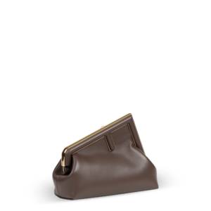 Eine braune Clutch-Tasche mit goldener Hardware der Marke Fendi.