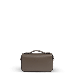 Eine kleine braune Ledertasche mit silberner Hardware der Marke Gucci.