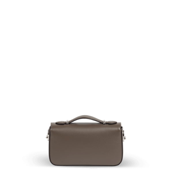 Eine kleine braune Ledertasche mit silberner Hardware der Marke Gucci.