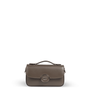 Eine kleine braune Ledertasche mit silberner Hardware der Marke Gucci.