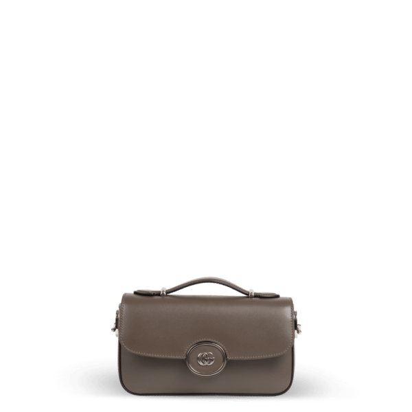 Eine kleine braune Ledertasche mit silberner Hardware der Marke Gucci.