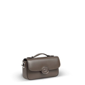 Eine kleine braune Ledertasche mit silberner Hardware der Marke Gucci.