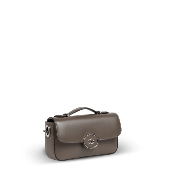 Eine kleine braune Ledertasche mit silberner Hardware der Marke Gucci.