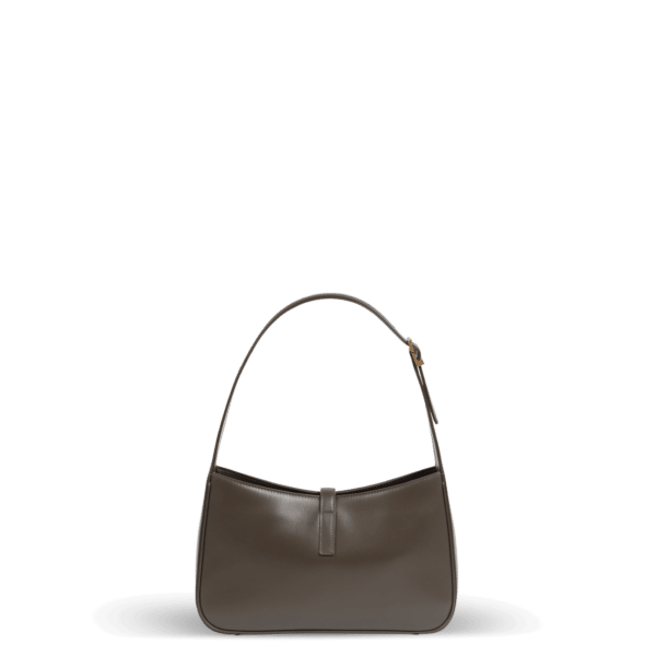 Eine kleine Schultertasche aus braunem Leder und goldener Hardware der Marke Saint Laurent.