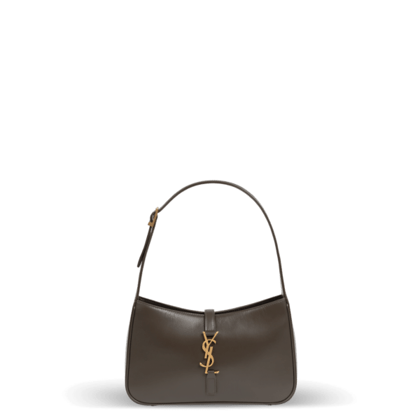 Eine kleine Schultertasche aus braunem Leder und goldener Hardware der Marke Saint Laurent.