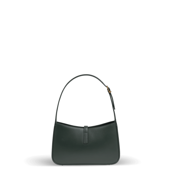 Eine kleine Schultertasche aus dunkelgrünem Leder und goldener Hardware der Marke Saint Laurent.