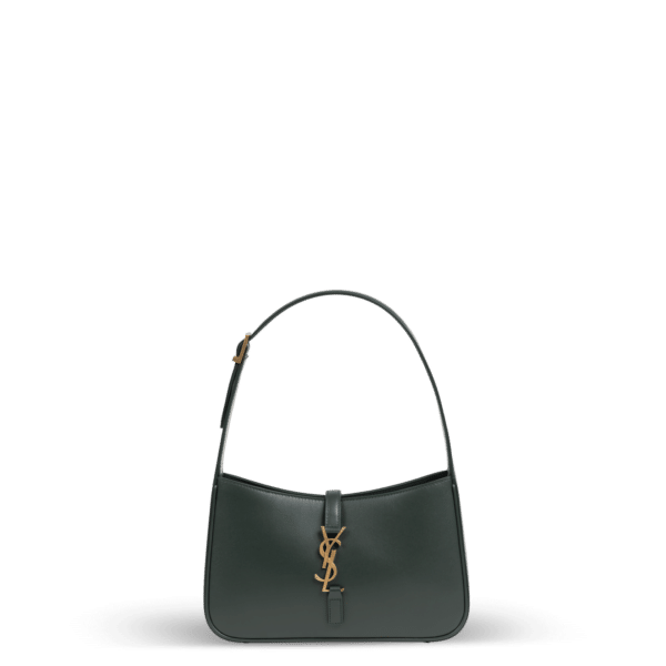 Eine kleine Schultertasche aus dunkelgrünem Leder und goldener Hardware der Marke Saint Laurent.