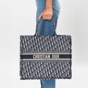 Frau trägt Tote Bag in Blau und Beige aus Jacquard-Gewebe der Marke Dior.