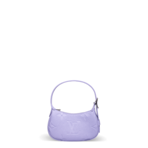 Eine kleine lila Handtasche aus Leder und mit silberner Hardware der Marke Louis Vuitton.