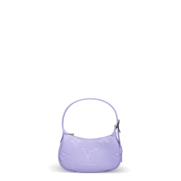 Eine kleine lila Handtasche aus Leder und mit silberner Hardware der Marke Louis Vuitton.