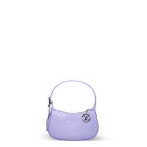 Eine kleine lila Handtasche aus Leder und mit silberner Hardware der Marke Louis Vuitton.