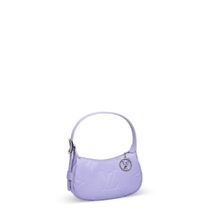 Eine kleine lila Handtasche aus Leder und mit silberner Hardware der Marke Louis Vuitton.