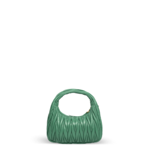 Eine kleine grüne Handtasche aus gestepptem Leder und mit goldener Hardware der Marke Miu Miu.