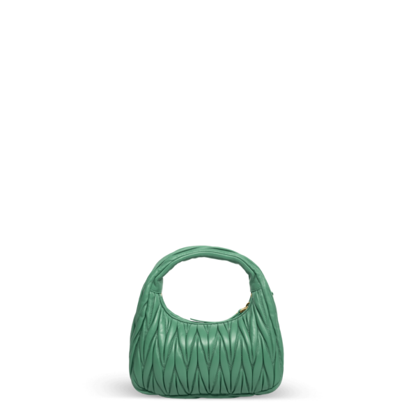 Eine kleine grüne Handtasche aus gestepptem Leder und mit goldener Hardware der Marke Miu Miu.