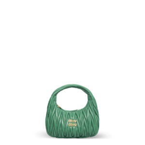 Eine kleine grüne Handtasche aus gestepptem Leder und mit goldener Hardware der Marke Miu Miu.