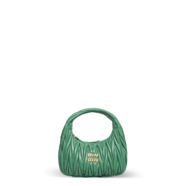 Eine kleine grüne Handtasche aus gestepptem Leder und mit goldener Hardware der Marke Miu Miu.