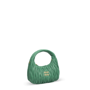 Eine kleine grüne Handtasche aus gestepptem Leder und mit goldener Hardware der Marke Miu Miu.