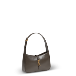 Eine kleine Schultertasche aus braunem Leder und goldener Hardware der Marke Saint Laurent.