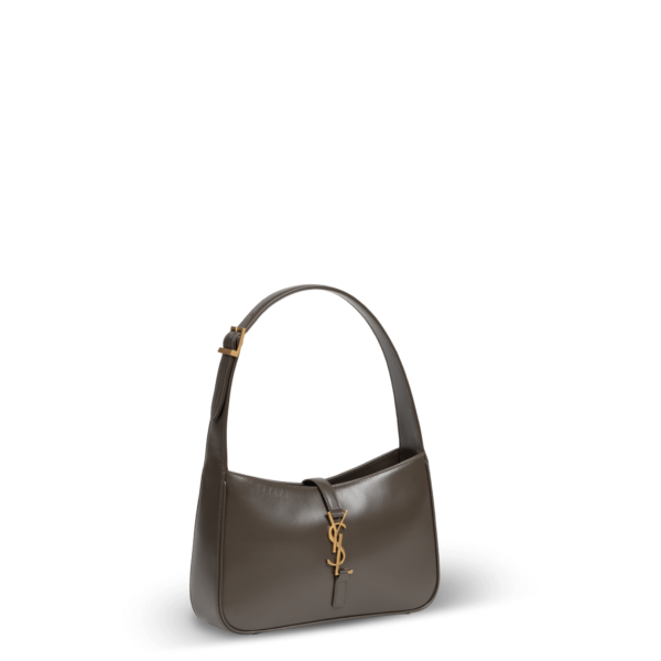 Eine kleine Schultertasche aus braunem Leder und goldener Hardware der Marke Saint Laurent.