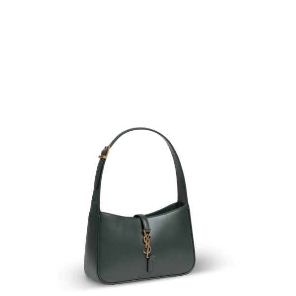 Eine kleine Schultertasche aus dunkelgrünem Leder und goldener Hardware der Marke Saint Laurent.